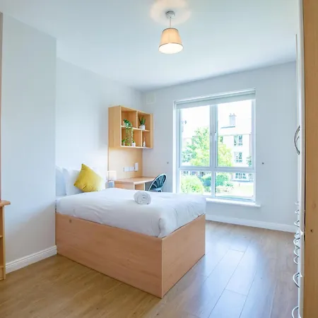 66 - Large Townhouse By Shortstays - Sleeps 6 - Parking *