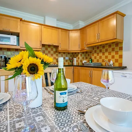 66 - Large Townhouse By Shortstays - Sleeps 6 - Parking