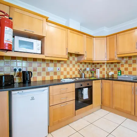 66 - Large Townhouse By Shortstays - Sleeps 6 - Parking