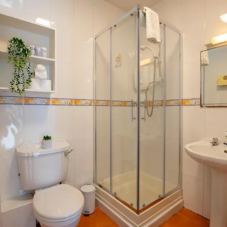 66 - Large Townhouse By Shortstays - Sleeps 6 - Parking Nyaraló