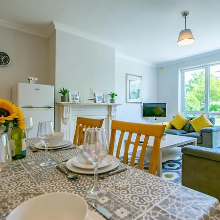 66 - Large Townhouse By Shortstays - Sleeps 6 - Parking Galway