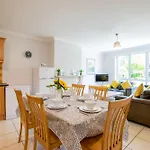 66 - Large Townhouse By Shortstays - Sleeps 6 - Parking Holiday home *