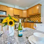 66 - Large Townhouse By Shortstays - Sleeps 6 - Parking