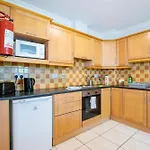 66 - Large Townhouse By Shortstays - Sleeps 6 - Parking