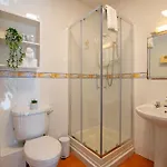66 - Large Townhouse By Shortstays - Sleeps 6 - Parking Holiday home