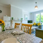 66 - Large Townhouse By Shortstays - Sleeps 6 - Parking Galway