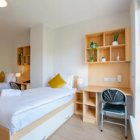 66 - Large Townhouse By Shortstays - Sleeps 6 - Parking *