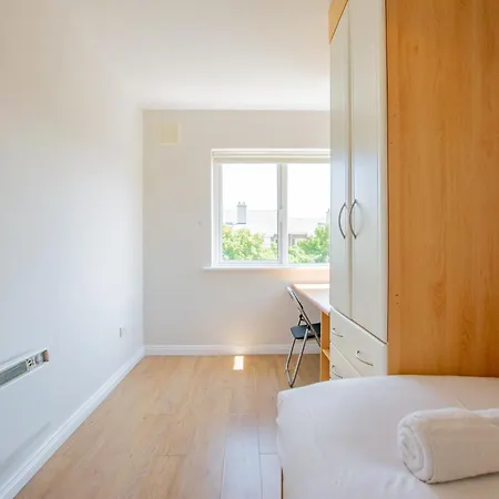 66 - Large Townhouse By Shortstays *