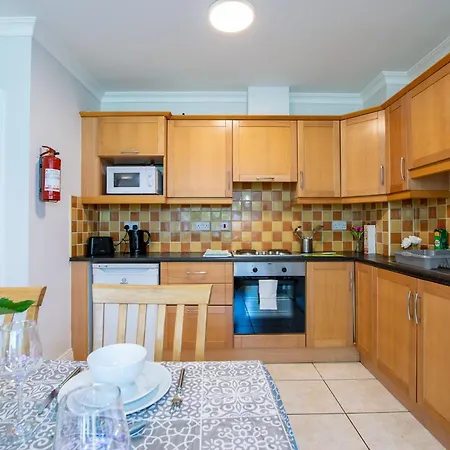 66 - Large Townhouse By Shortstays - Sleeps 6 - Parking Galway