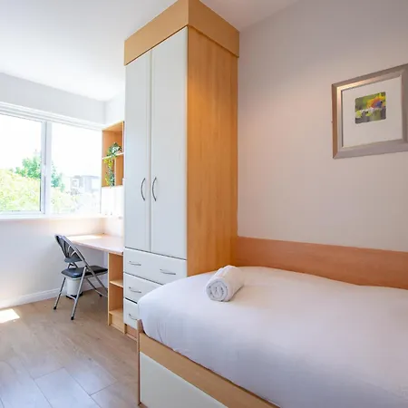 66 - Large Townhouse By Shortstays - Sleeps 6 - Parking Galway