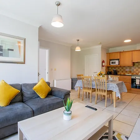 66 - Large Townhouse By Shortstays - Sleeps 6 - Parking * Galway