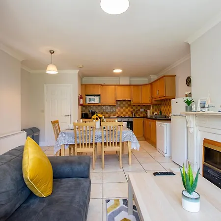 66 - Large Townhouse By Shortstays - Sleeps 6 - Parking