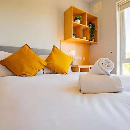 66 - Large Townhouse By Shortstays - Sleeps 6 - Parking