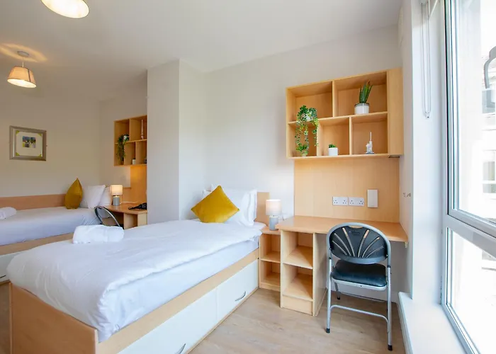 66 - Large Townhouse By Shortstays *