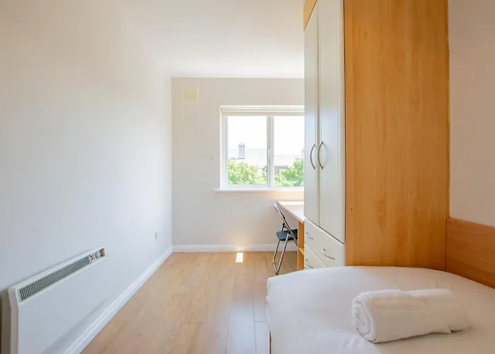 66 - Large Townhouse By Shortstays *