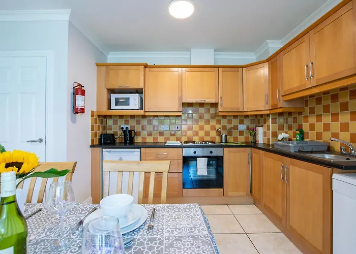 66 - Large Townhouse By Shortstays Galway