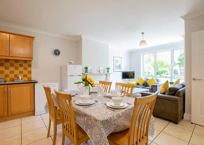 66 - Large Townhouse By Shortstays Nyaraló *