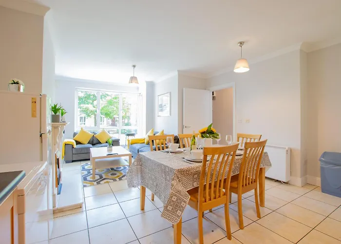 66 - Large Townhouse By Shortstays 別荘