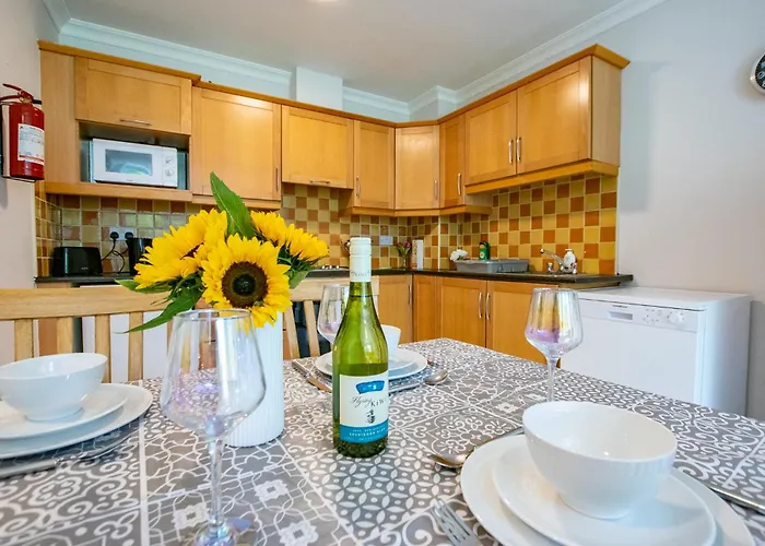 66 - Large Townhouse By Shortstays