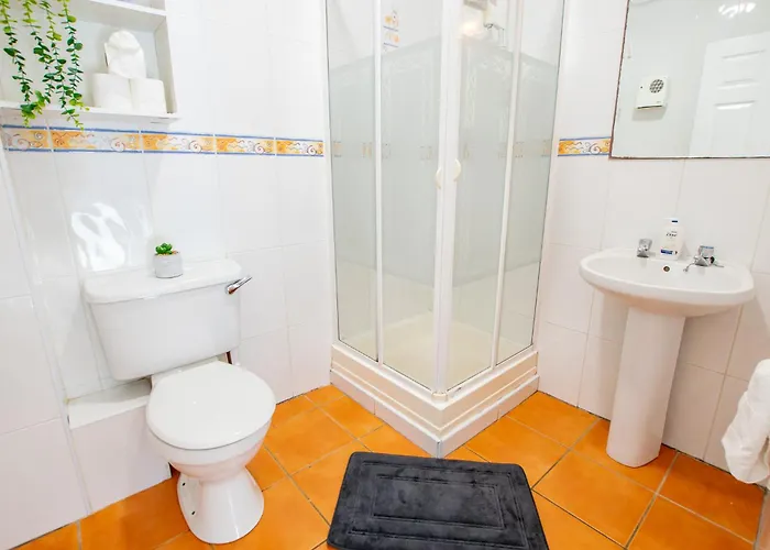 66 - Large Townhouse By Shortstays Nyaraló *