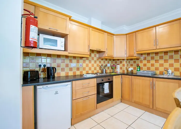 66 - Large Townhouse By Shortstays