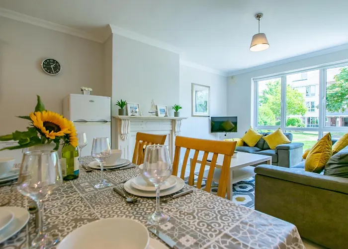 66 - Large Townhouse By Shortstays Galway