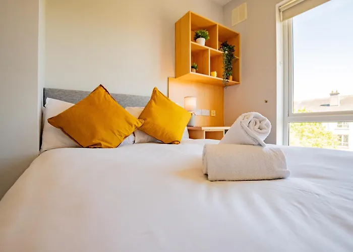 66 - Large Townhouse By Shortstays